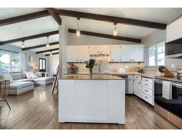 310 Ne 4TH Ave, Canby, OR 97013