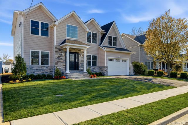 32 Massapequa Avenue, Massapequa Park, NY 11762