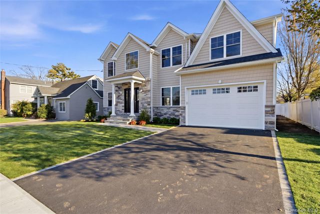 32 Massapequa Avenue, Massapequa Park, NY 11762