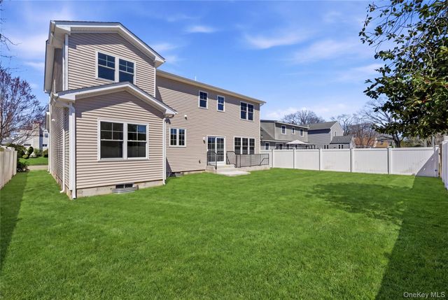 32 Massapequa Avenue, Massapequa Park, NY 11762