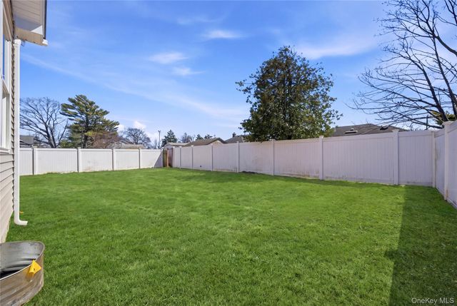 32 Massapequa Avenue, Massapequa Park, NY 11762