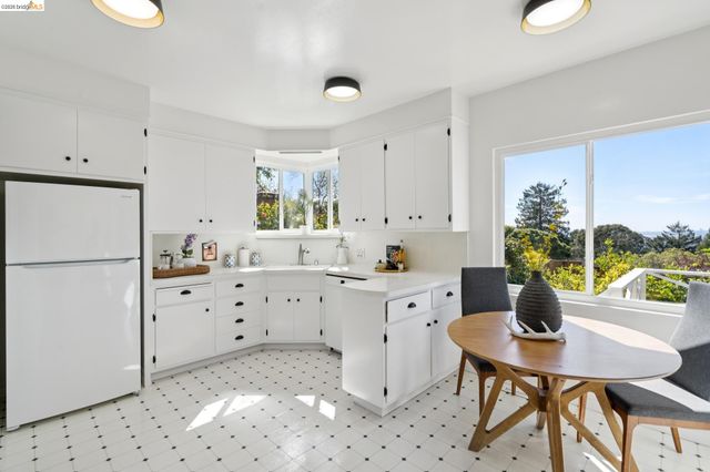 2825 Kitchener Ct, Oakland, CA 94602