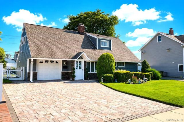 31 Sunrise Lane, Levittown, NY 11756