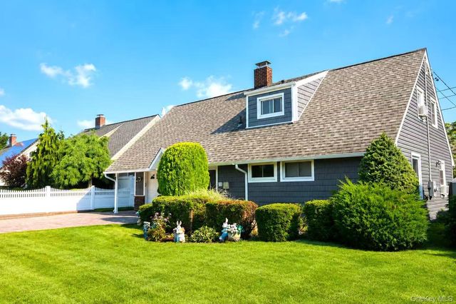 31 Sunrise Lane, Levittown, NY 11756