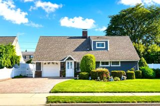31 Sunrise Lane, Levittown, NY 11756