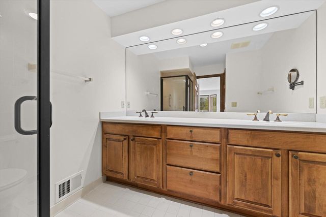 1720 Bradford DRIVE, Mequon, WI 53092
