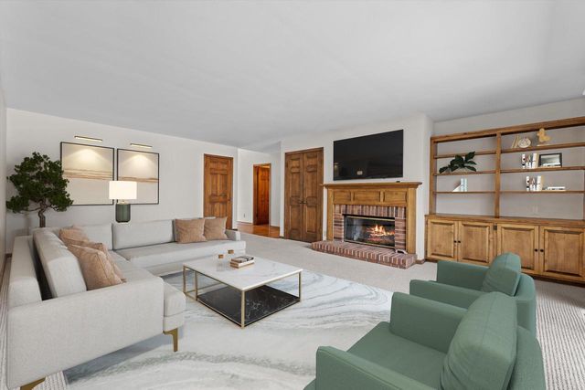 1720 Bradford DRIVE, Mequon, WI 53092