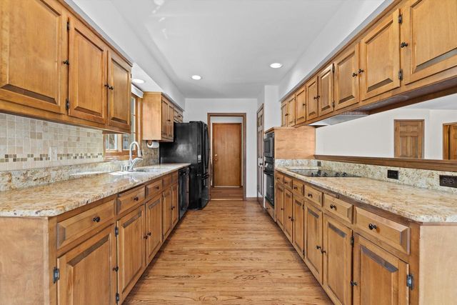 1720 Bradford DRIVE, Mequon, WI 53092