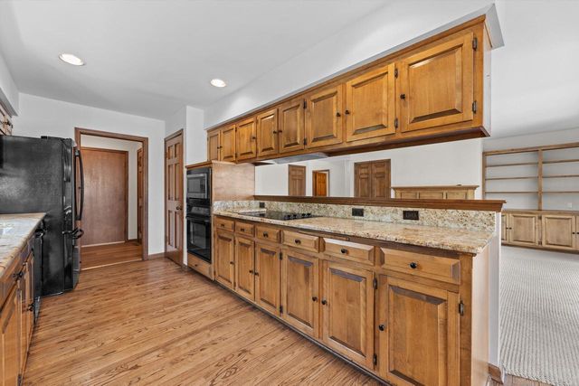 1720 Bradford DRIVE, Mequon, WI 53092