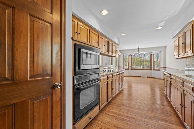 1720 Bradford DRIVE, Mequon, WI 53092