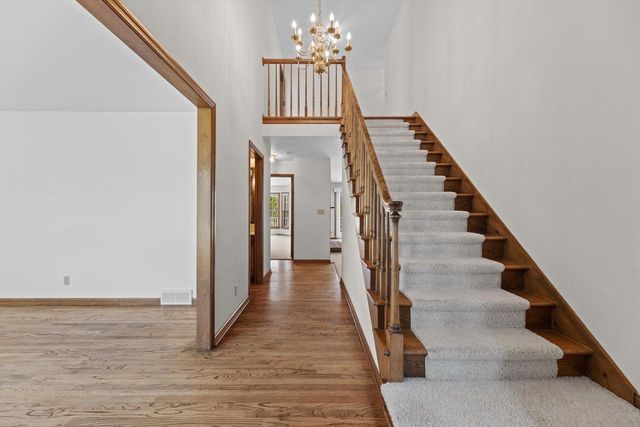 1720 Bradford DRIVE, Mequon, WI 53092