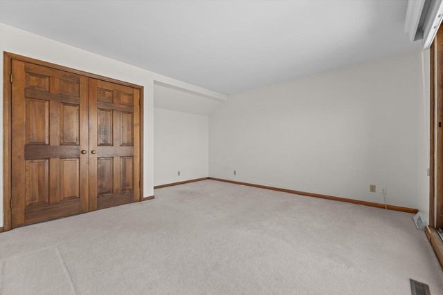 1720 Bradford DRIVE, Mequon, WI 53092