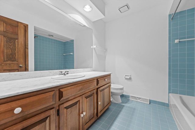 1720 Bradford DRIVE, Mequon, WI 53092