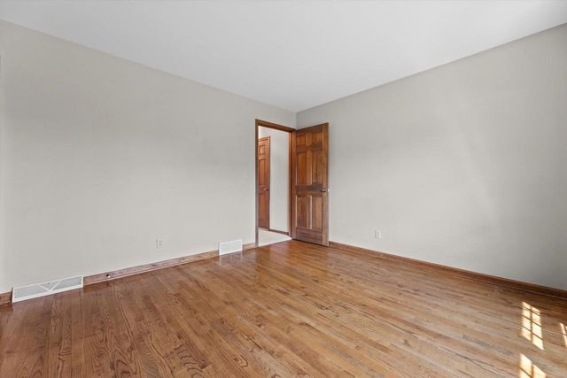 1720 Bradford DRIVE, Mequon, WI 53092