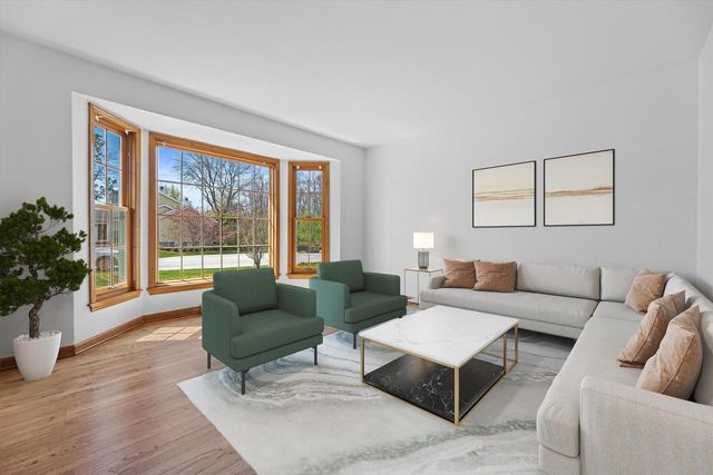 1720 Bradford DRIVE, Mequon, WI 53092