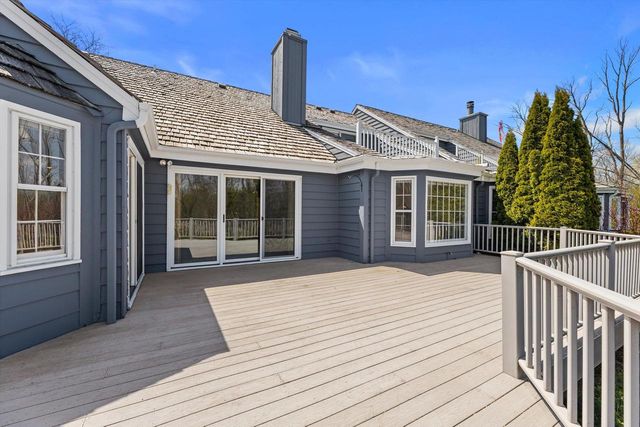 1720 Bradford DRIVE, Mequon, WI 53092