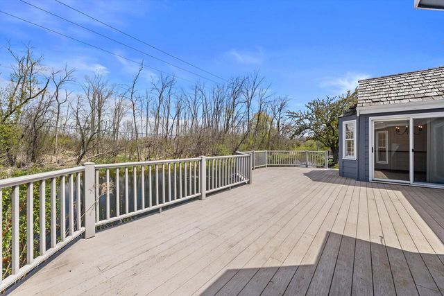 1720 Bradford DRIVE, Mequon, WI 53092