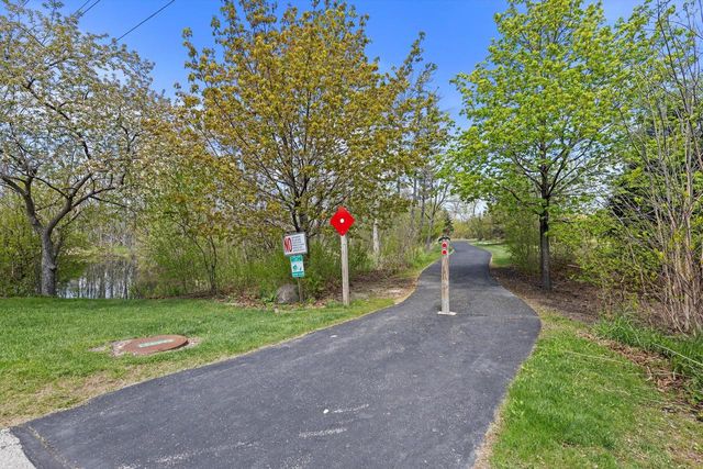 1720 Bradford DRIVE, Mequon, WI 53092
