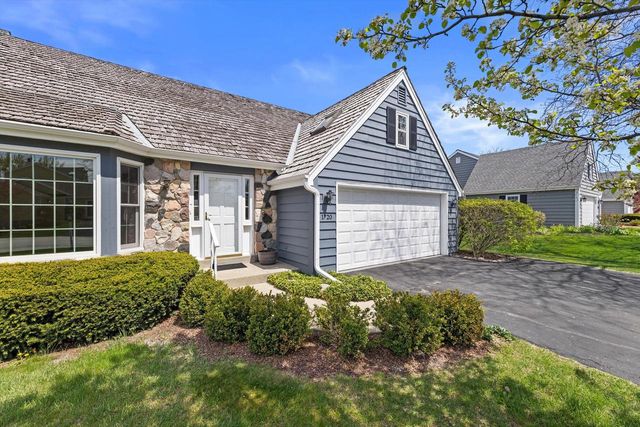 1720 Bradford DRIVE, Mequon, WI 53092