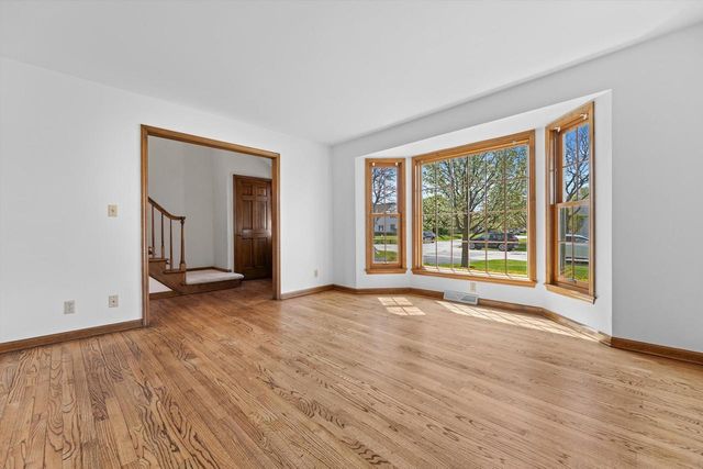 1720 Bradford DRIVE, Mequon, WI 53092