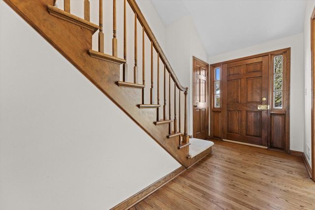 1720 Bradford DRIVE, Mequon, WI 53092