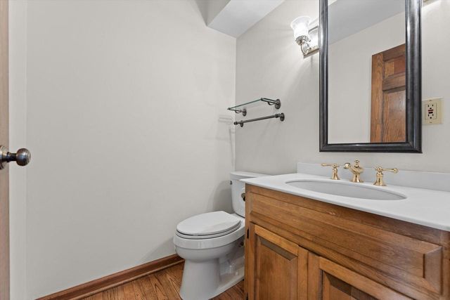 1720 Bradford DRIVE, Mequon, WI 53092
