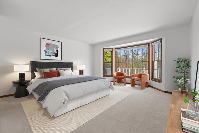 1720 Bradford DRIVE, Mequon, WI 53092