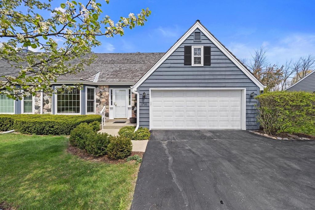 1720 Bradford DRIVE, Mequon, WI 53092