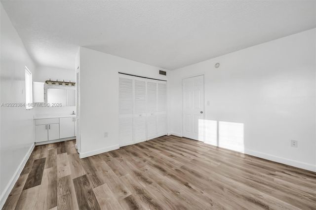 2011 Bay Dr 8, Miami Beach, FL 33141