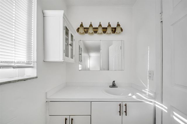 2011 Bay Dr 8, Miami Beach, FL 33141