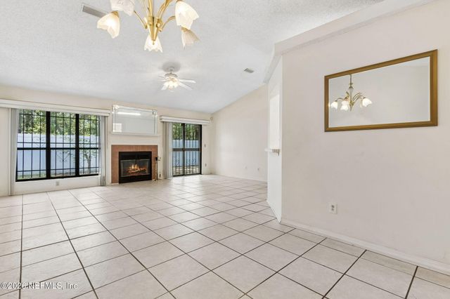 8848 VICTORIA LANDING Drive W, Jacksonville, FL 32208