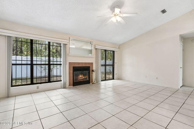 8848 VICTORIA LANDING Drive W, Jacksonville, FL 32208