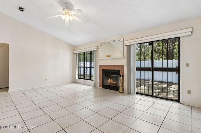 8848 VICTORIA LANDING Drive W, Jacksonville, FL 32208