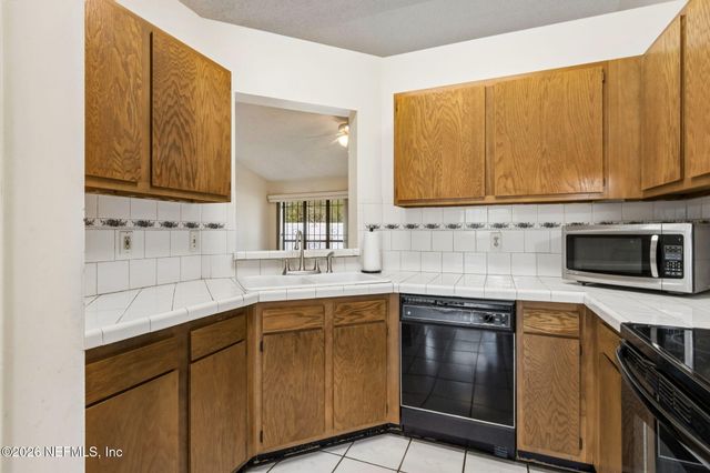 8848 VICTORIA LANDING Drive W, Jacksonville, FL 32208