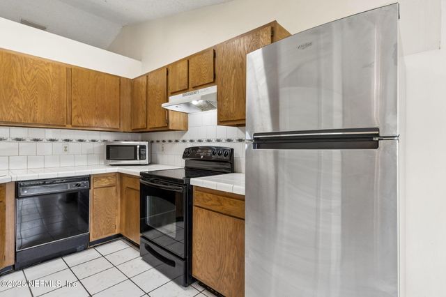 8848 VICTORIA LANDING Drive W, Jacksonville, FL 32208