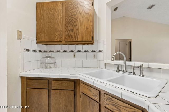 8848 VICTORIA LANDING Drive W, Jacksonville, FL 32208