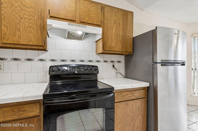 8848 VICTORIA LANDING Drive W, Jacksonville, FL 32208