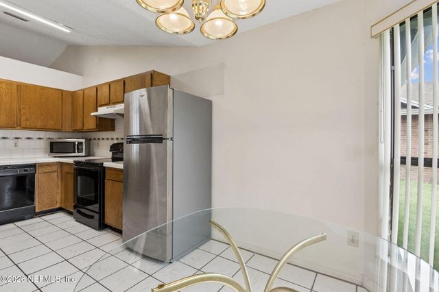 8848 VICTORIA LANDING Drive W, Jacksonville, FL 32208