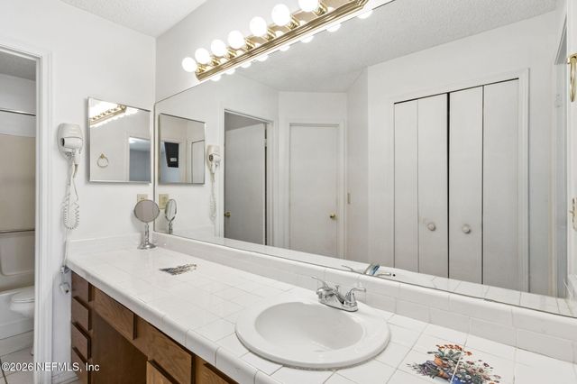 8848 VICTORIA LANDING Drive W, Jacksonville, FL 32208