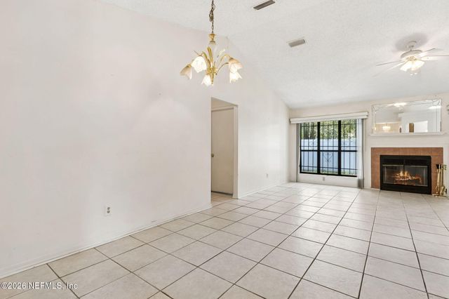 8848 VICTORIA LANDING Drive W, Jacksonville, FL 32208