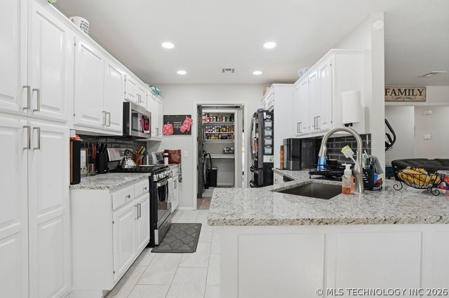 622 W Redwood Street West, Coweta, OK 74429