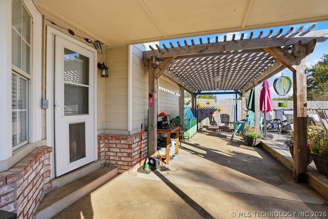 622 W Redwood Street West, Coweta, OK 74429
