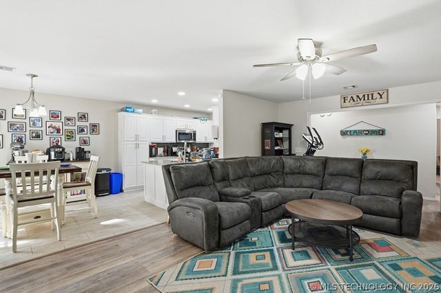 622 W Redwood Street West, Coweta, OK 74429