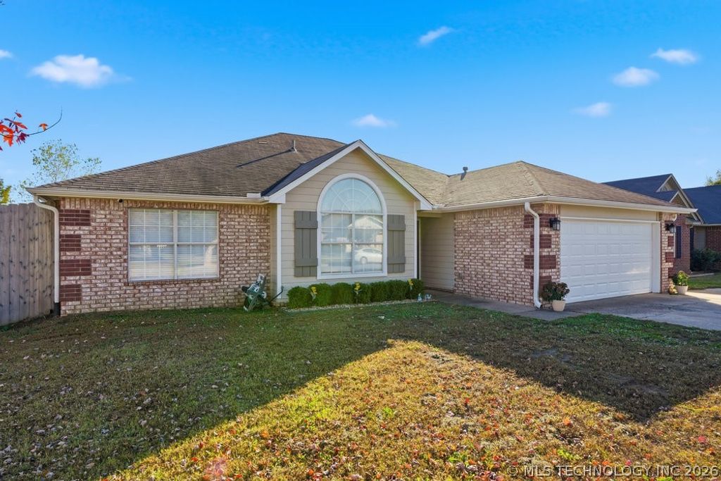 622 W Redwood Street West, Coweta, OK 74429
