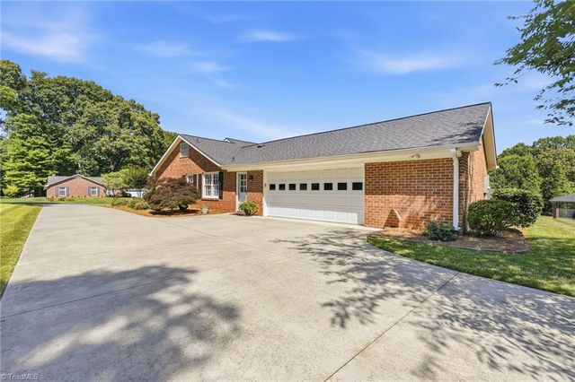 1075 Foothills Drive, Kernersville, NC 27284
