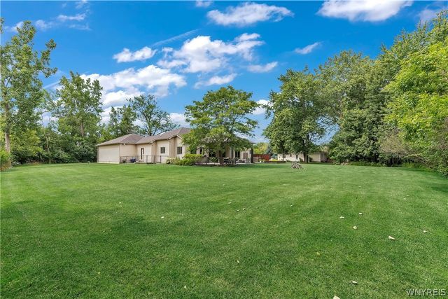 574 N Ellicott Creek Rd, Amherst, NY 14228