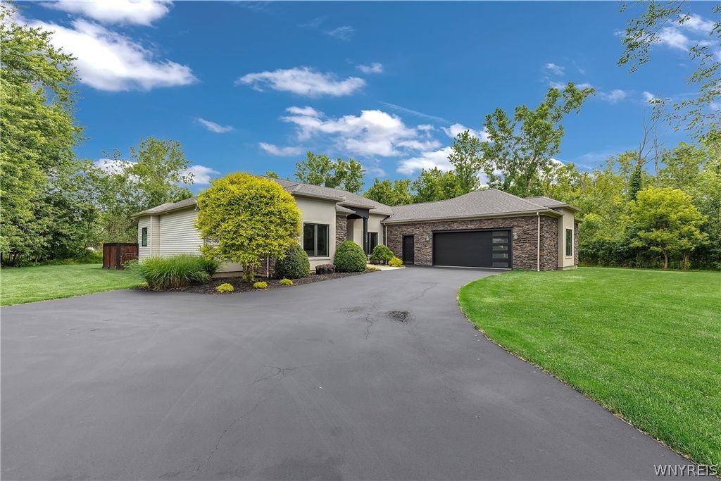574 N Ellicott Creek Rd, Amherst, NY 14228