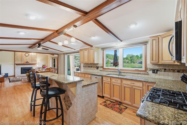 8915 Chestnut Run Drive, Shelby Charter Township, MI 48317