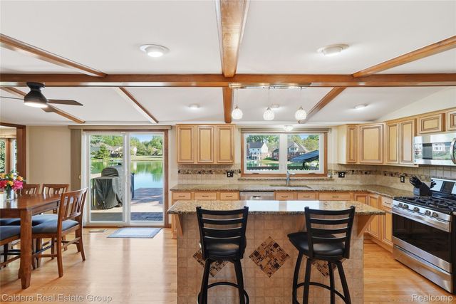 8915 Chestnut Run Drive, Shelby Charter Township, MI 48317