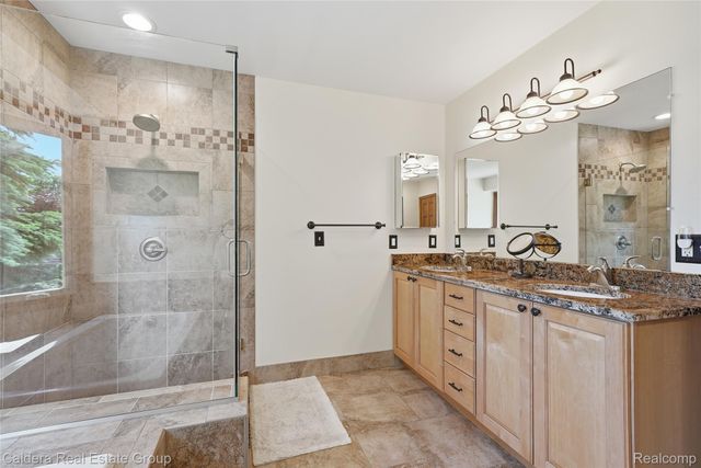 8915 Chestnut Run Drive, Shelby Charter Township, MI 48317